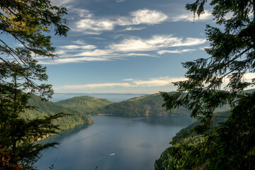 Obraz premium Small Boat Crosses Lake Crescent In Olympic