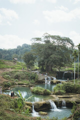 インドネシアのスンバ島にある森の中のオアシス