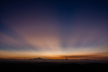 Obraz premium 地平線に太陽が沈んでいく夕方の空