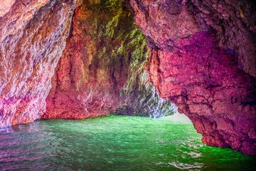 Meeresgrotte in der Nähe von Albufeira, Algarve (Portugal)