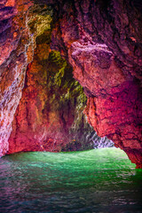 Meeresgrotte in der Nähe von Albufeira, Algarve (Portugal)