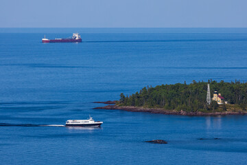 Obraz premium Copper Harbor Lake Superior Scenic Landscape with A Boat and A Ship