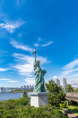 Statue de la libert&eacute; sur la baie de Tokyo &agrave; Odaiba