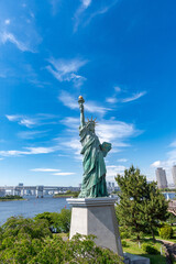 Statue de la libert&eacute; sur la baie de Tokyo &agrave; Odaiba