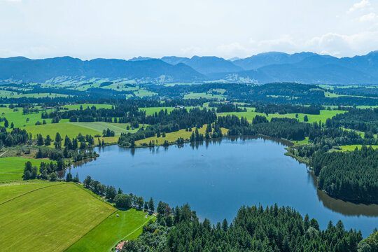 Ausblick &uuml;ber den idyllisch gelegenen Schmutterweiher im Ostallg&auml;u zum Alpenrand