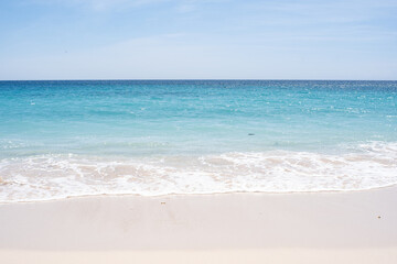 白い砂浜と透き通った青色の海