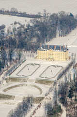 vue aérienne du château de Villarceaux sous la neige dans le Val d'Oise en France