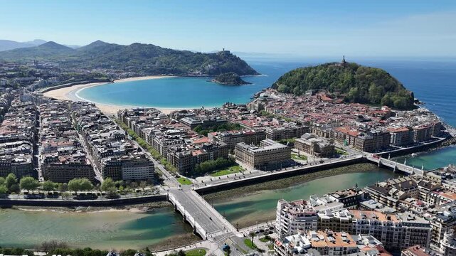 Donostia - San Sebasti&aacute;n, Vista a&eacute;rea de la ciudad con el Puente de Santa Catalina que, une el centro y el barrio de Gros. Stock-3