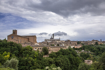 Obraz premium Ogólna panorama Sienny w letnie pochmurne popołudnie