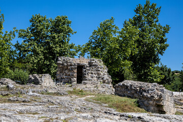 Bagno Vignoni - kamienna grota w  wiosce znanej z gorących źródeł. © arekzet62