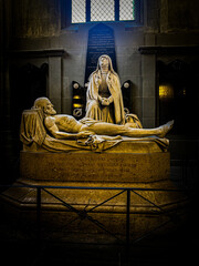 Magnifique, statue de Jésus et la vierge Marie, dans la cathédrale de Berne en Suisse