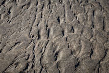 Detalhe de textura de areia molhada na praia depois da baixa mar.