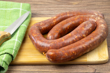 saucisse chorizo crue, en gros plan, sur une planche à découper