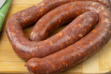 saucisse chorizo crue, en gros plan, sur une planche à découper