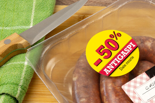 paquet de saucisses avec une &eacute;tiquette ou il est &eacute;crit en fran&ccedil;ais -50% antigaspi date courte	
