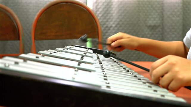 Interpretando el Xilofono en manos de una ni&ntilde;a del colegio