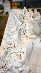 Obraz premium broken buddha in a world full of perfect buddhas