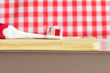 A maioria dos dentistas recomendam que todos deveriam escovar os dentes por pelo menos dois...