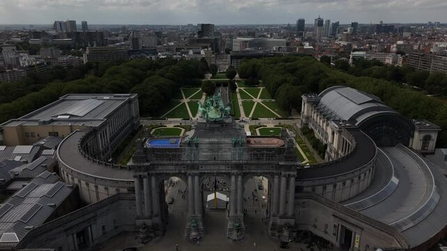 Discovering the beauty of Parc du Cinquantenaire's architecture and greenery