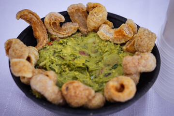 chicharrón y aguacate