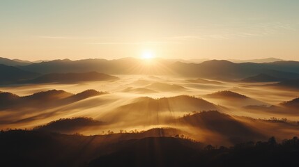 Obraz premium Golden Sunrise Over Foggy Mountain Peaks