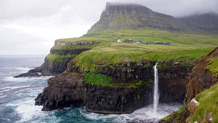 Wasserfall M&uacute;lafossur bei G&aacute;sadalur mit &Aacute;rnafjall im Hintergrund