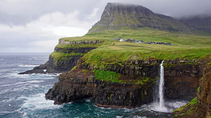Wasserfall M&uacute;lafossur bei G&aacute;sadalur mit &Aacute;rnafjall im Hintergrund