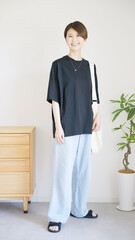 女性夏服のファッションコーディネート全身（縦向き）