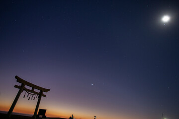 鳥居と月と夜空