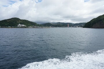 長崎　海から見た神ノ島教会　岬のマリア像