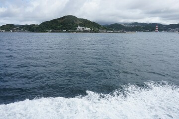 長崎　海から見た神ノ島教会　岬のマリア像