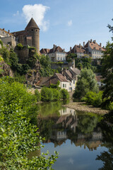 Fototapeta premium vieux pont en pierre sur l'Armançon appelé pont Pinard sous les fortifications médiévales de la ville de Semur-en-Auxois en Bourgogne