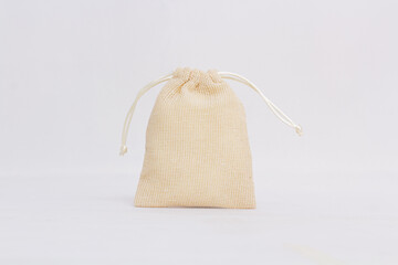 Bolsa de yute cerrada de color natural, pequeña con cordón