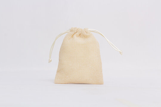 Bolsa de yute cerrada de color natural, peque&ntilde;a con cord&oacute;n