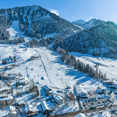 Ausblick auf Riezlern im Kleinwalsertal rund um die Talstation der Kanzelwandbahn im Winter