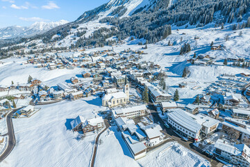 Riezlern im Kleinwalsertal von oben, Blick auf den Ort an einem sonnigen Wintertag