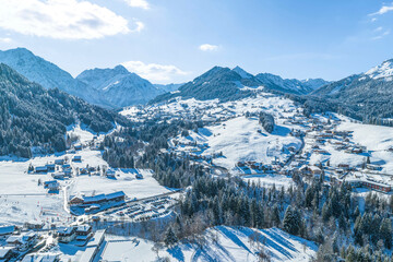 Herrlicher Winter im Kleinwalsertal, Ausblick auf Hirschegg und das Skigebiet am Heuberg