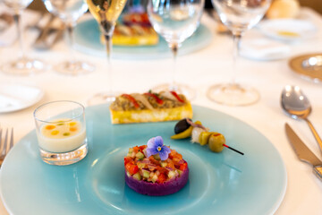 フルコース料理の華やかな盛り付けの前菜