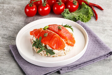 Crispy bread with salmon and cream cheese
