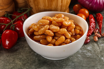 Canned beans in tomato sauce