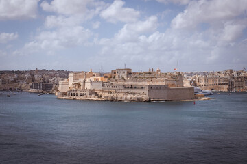 Obraz premium Valletta's skyline with beautiful blue Mediterranean shore waters in the harbour