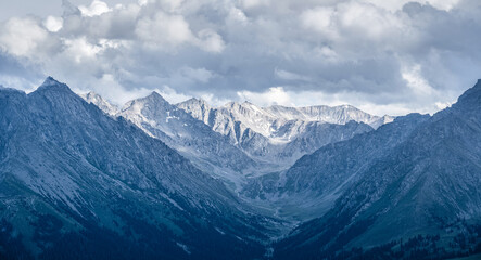 Obraz premium Viewing the Tianshan Mountains from the highest point of Karajun