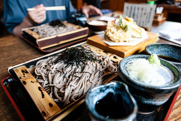 蕎麦を食べる男性