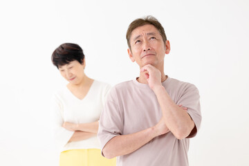 考えるシニア夫婦