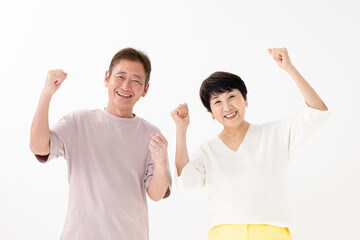 ガッツポーズをするシニア夫婦