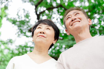 Fototapeta premium 寄り添う笑顔のシニア夫婦