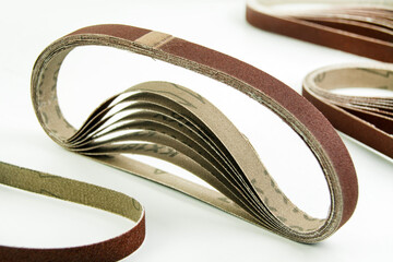 Bandschleifpapier f&uuml;r Bandschleifer verschiedene K&ouml;rnung Hintergrund wei&szlig;