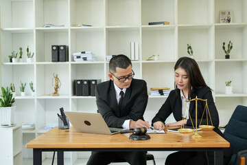 judge on wooden table And experienced lawyers meet with clients and give advice behind the scenes. legal services legal consulting concept