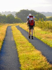homme en randonn&eacute;e avec sac &agrave; dos