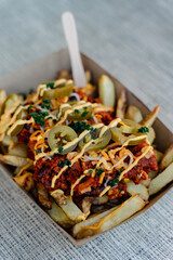 Pommesgericht mit Bolognese und einer K&auml;sesauce